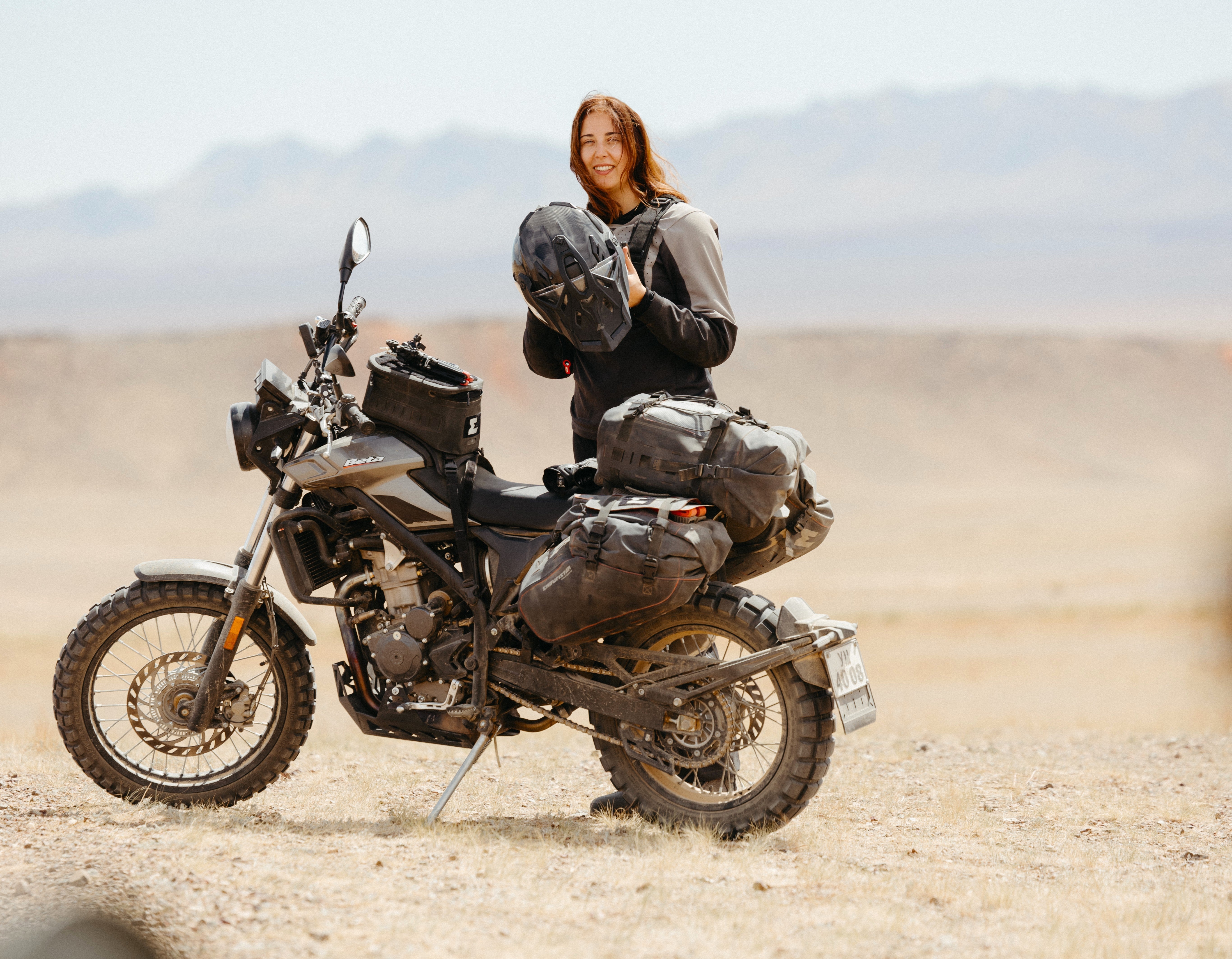 Rackless vs Rack-Mounted Soft Panniers: Which Setup Makes Sense for Real-World ADV Riding?